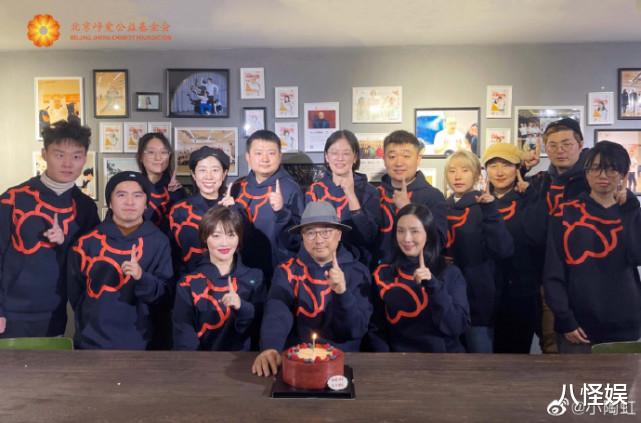 陶虹|徐峥陶虹一起过节，贴心为老婆准备鲜花礼物，结婚18年恩爱如初