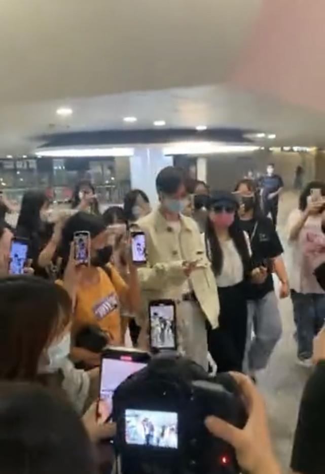 琳妹儿说|伊能静母子现身机场，哈利人气火爆被包围拍摄，伊能静遭人群挤走