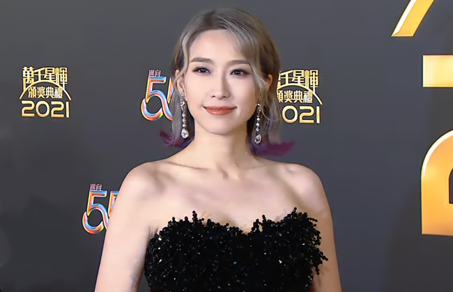 TVB|TVB颁奖礼红毯女星比美：陈自瑶略保守，姚子羚显老，钟嘉欣赢了