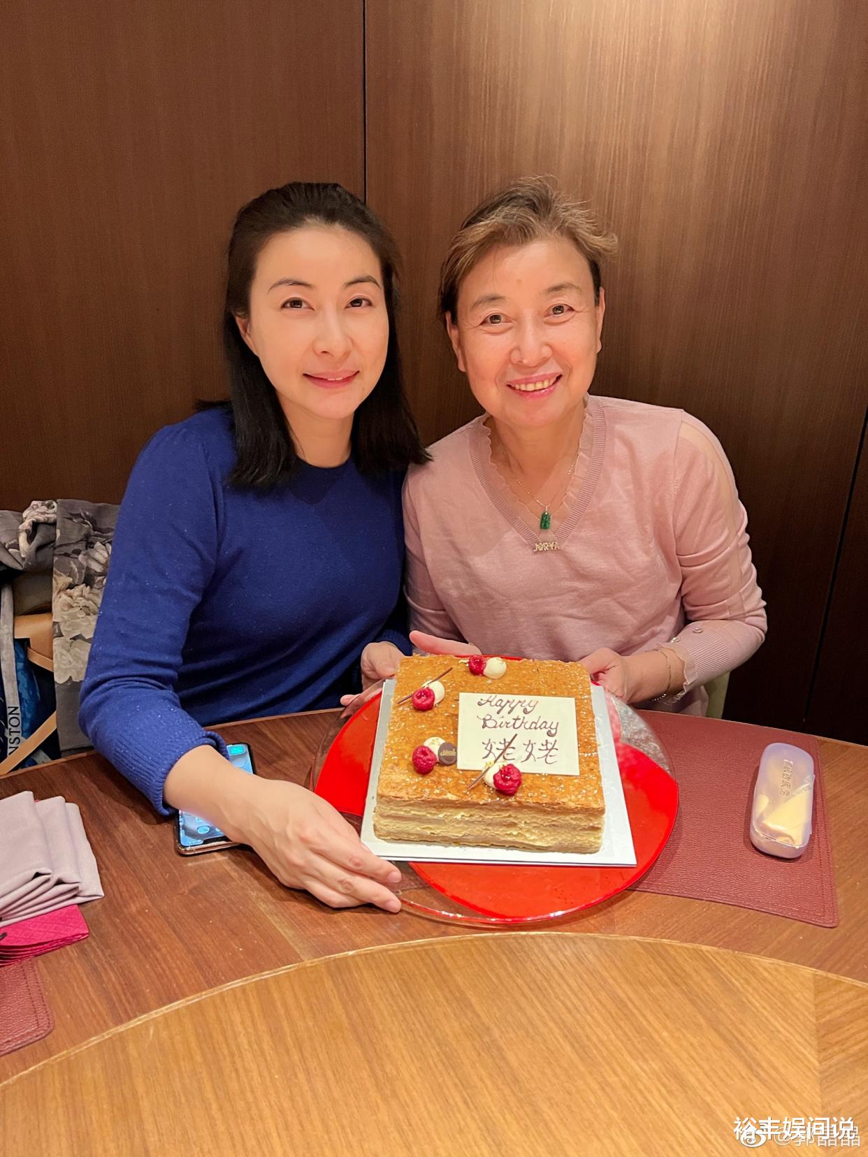 霍启刚|郭晶晶花样庆结婚九周年，白天挽手逛寺庙，晚上相互依偎看音乐会