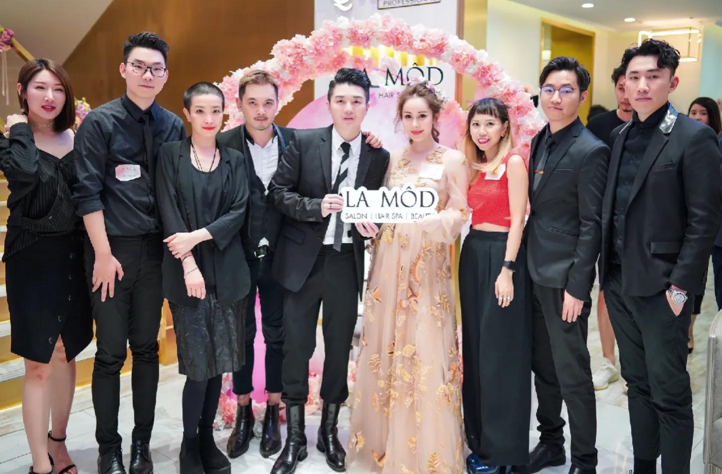 秦奋|“洗头妹”韦雪:2段感情3个娃,成功晋升亿万富婆,她真不简单