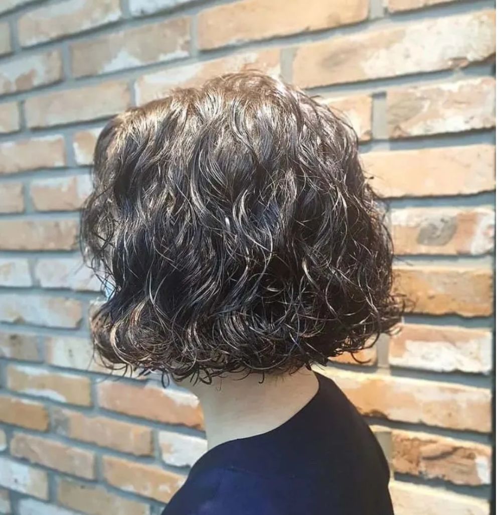 短发 女人过了50岁,发型不能太夸张,我看好这3种