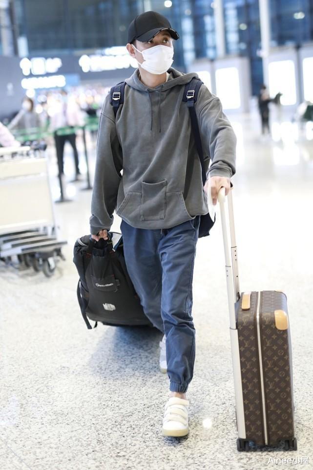 Ainee小屋 文章和女儿同框不像是父亲，穿宽大夹克配T恤，身材清瘦挺少年