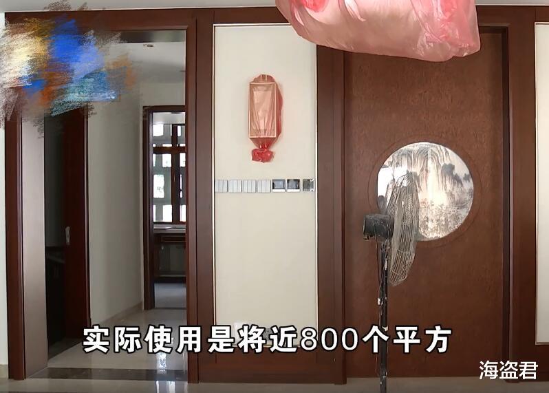 男子投诉新房漏水一脸愁容，但谈到房价已1000万时，忍不住笑开花