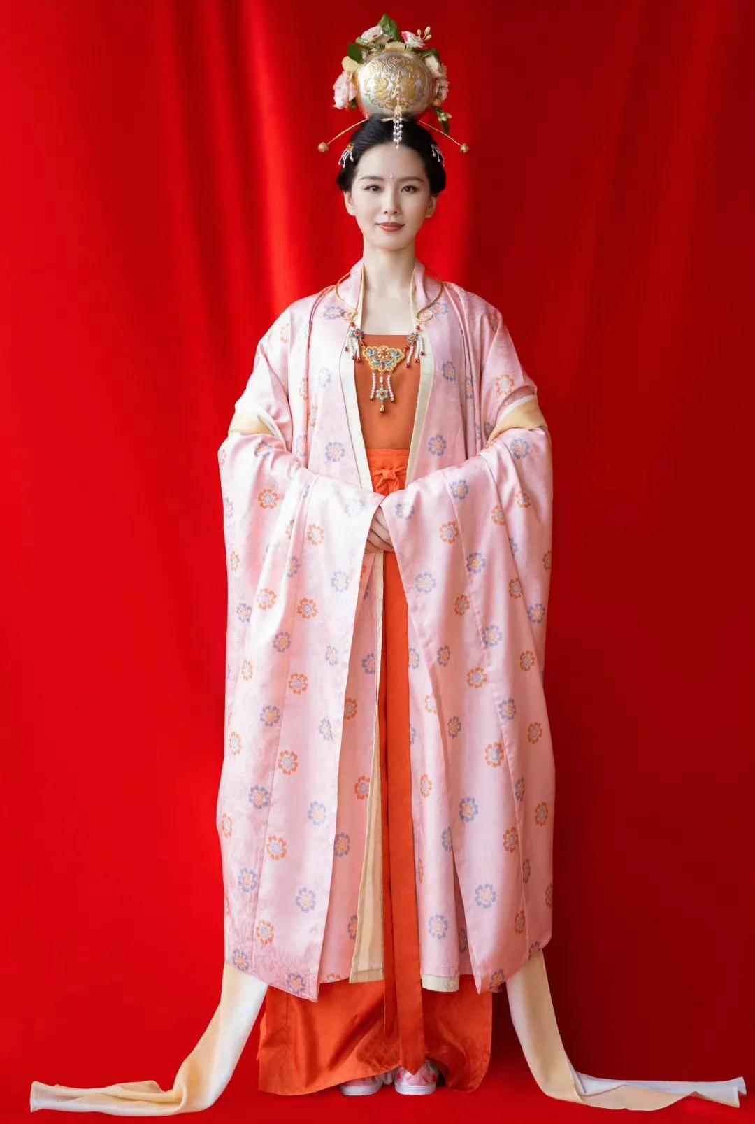 赵丽颖|赵丽颖pk张含韵，中秋礼服，还是小赵更胜一筹。