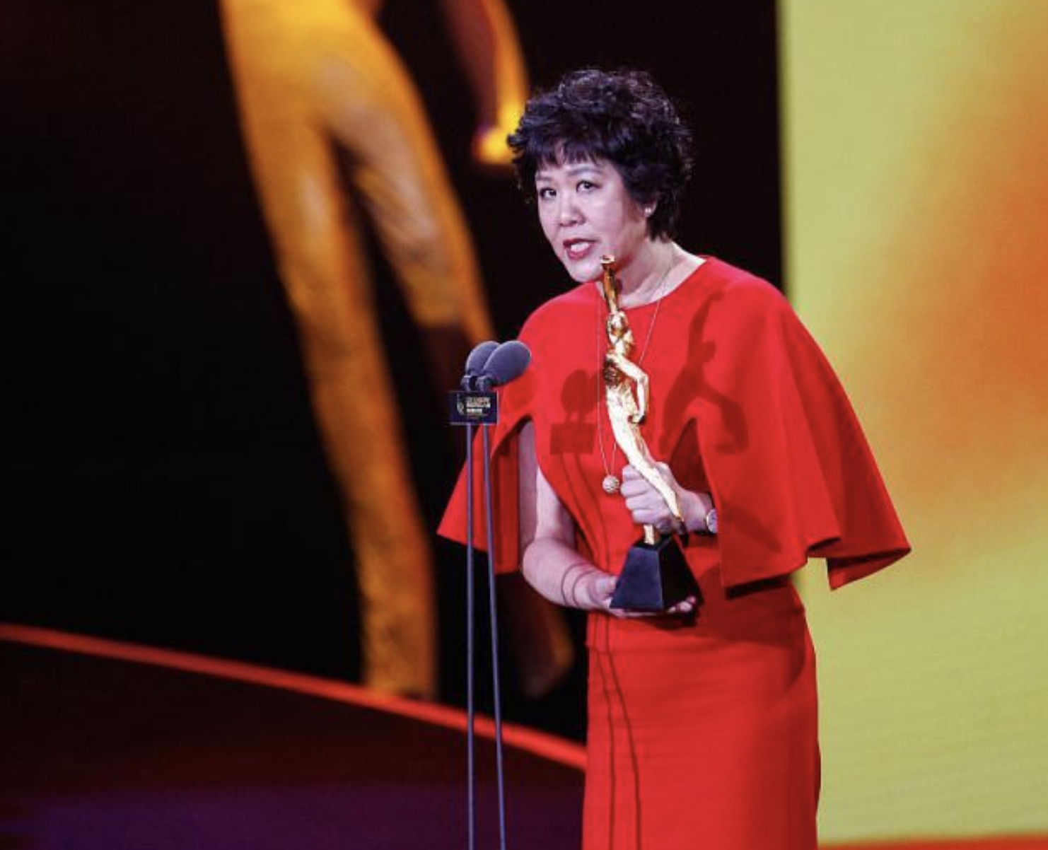 闲鱼有话说|郎平认真打扮好惊艳！穿红色礼服裙优雅大气，配“大妈卷”也时髦