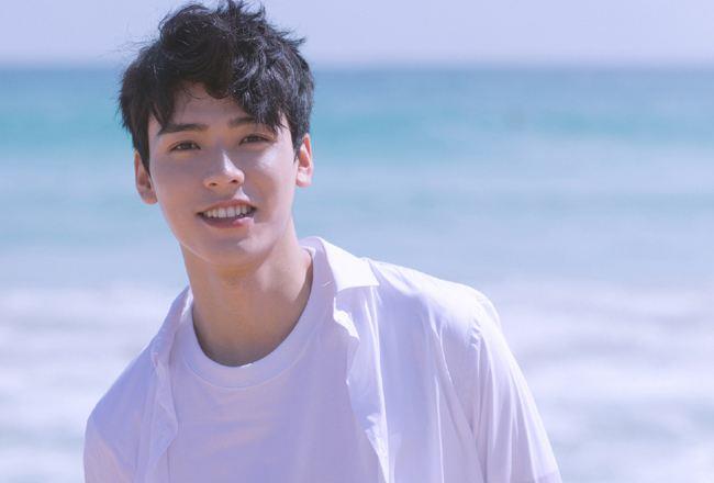 阿信|龚俊《沉睡花园》路透，西装大长腿走路带风，粉丝尖叫连连