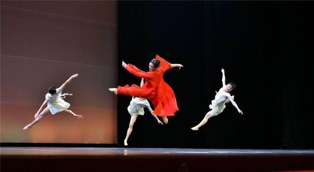 金星|被问“如何帮丈夫解决需求”？金星做了一个动作，网友瞬间懂了