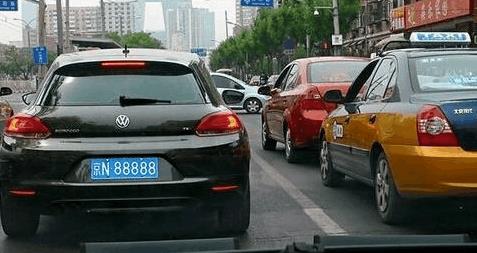 装记 在国内车牌号中，有2个字母被禁用，很多人不懂，交警：容易混淆