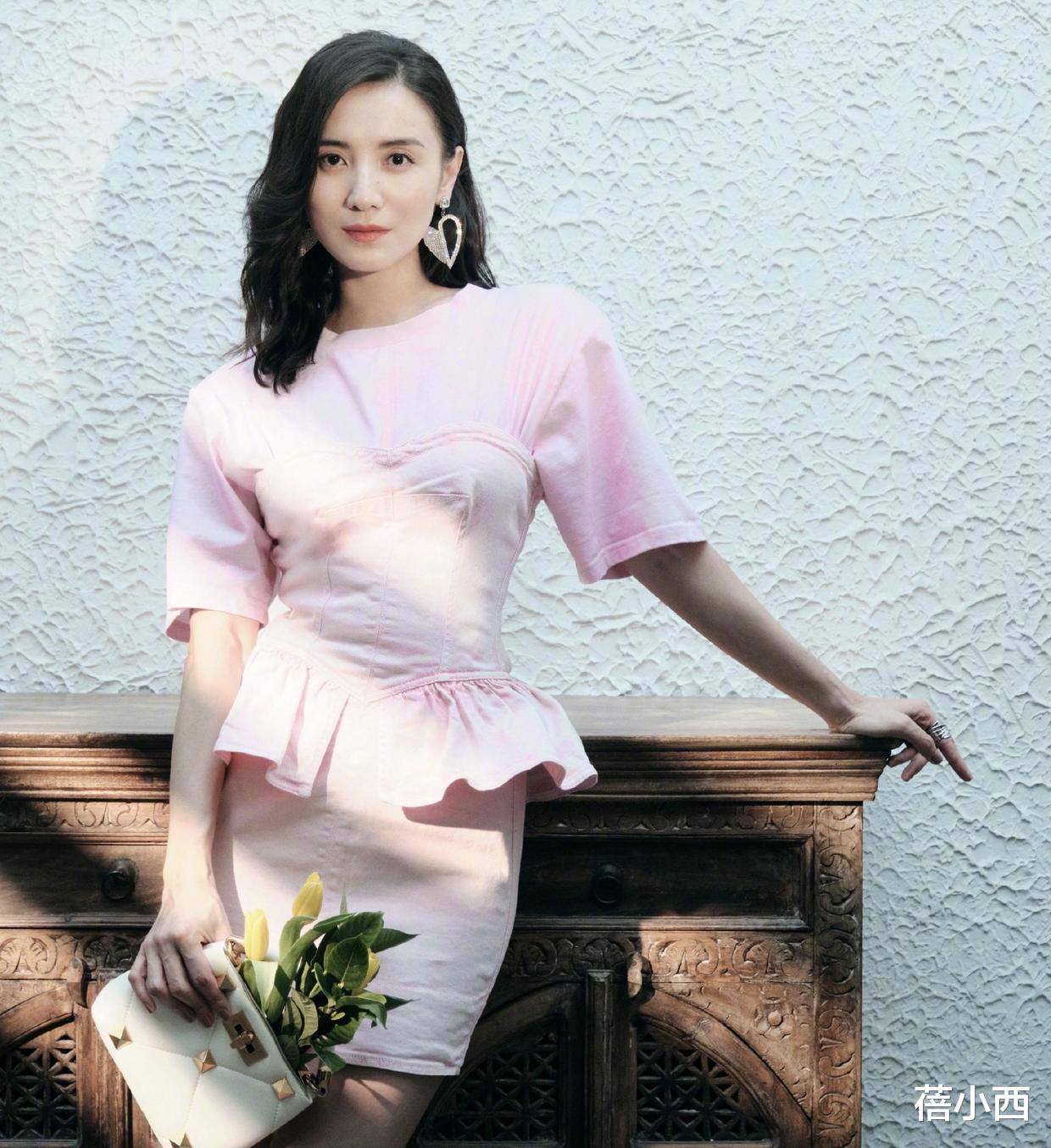 蓓小西|宋佳的原装五官真适合素颜，在国外度假穿印花连衣裙，超有国际范