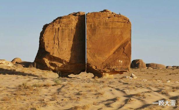 外星人 沙特巨大岩石被一分为二，逗趣网友猜测是“外星人”用激光劈开的
