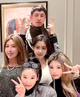 潘玮柏|潘玮柏带太太参加派对，宣云五官精致，与一众美女合照依旧抢镜