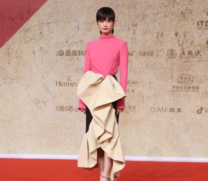 金鸡奖|金鸡奖闭幕式红毯大看点：刘浩存甜美，张小斐靓丽，宁静最性感