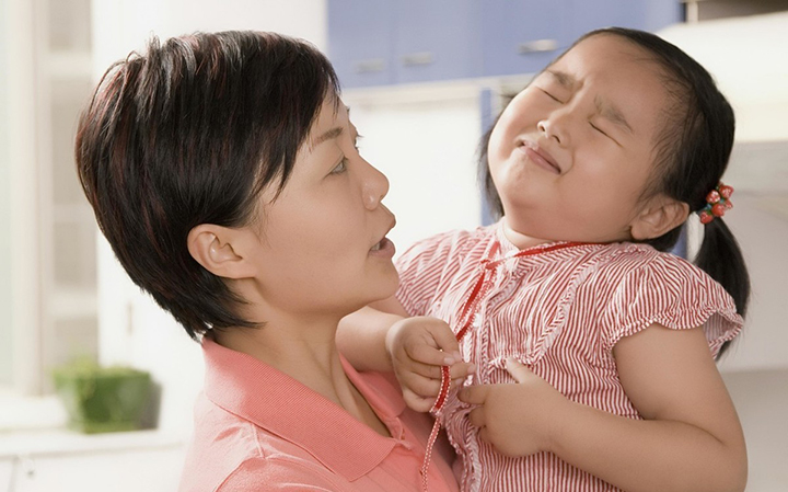  妈妈把四套房子全部给了儿子，生病后却求女儿照顾
