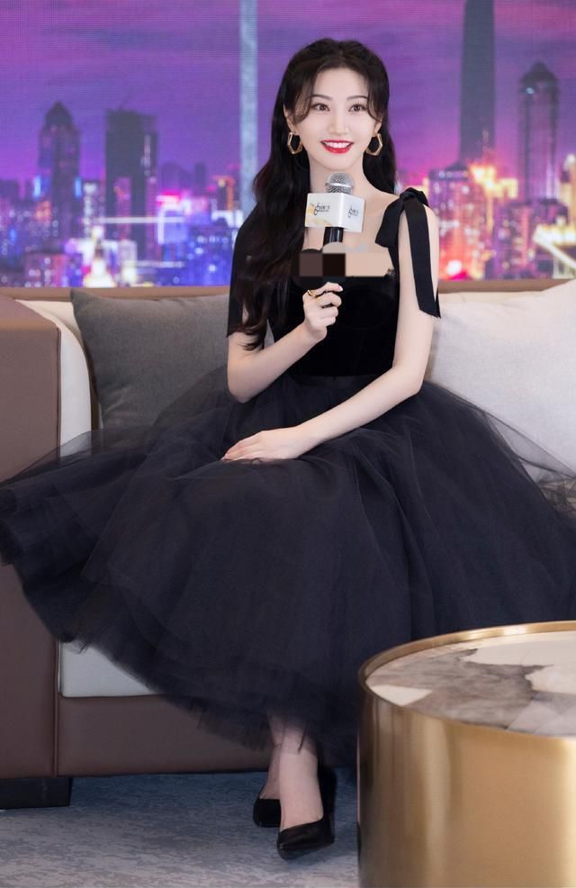 景甜 景甜皮肤好到“没毛孔”，大方分享的“护肤”日常火了，金晨：确实有用