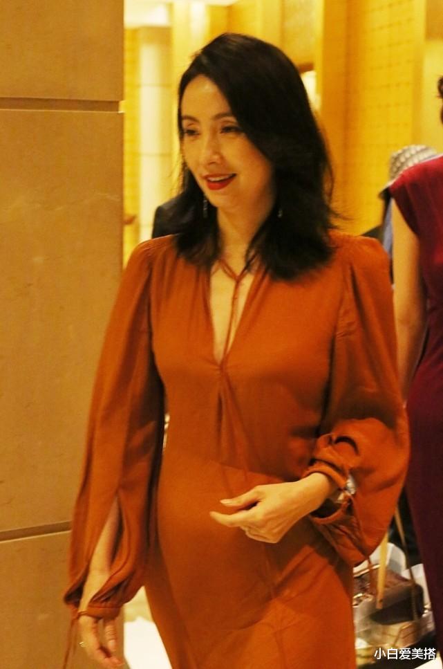 小白爱美搭|陶虹被长裙“碰瓷”，棕色长裙紧贴身，暴露出小肚子，气质大减