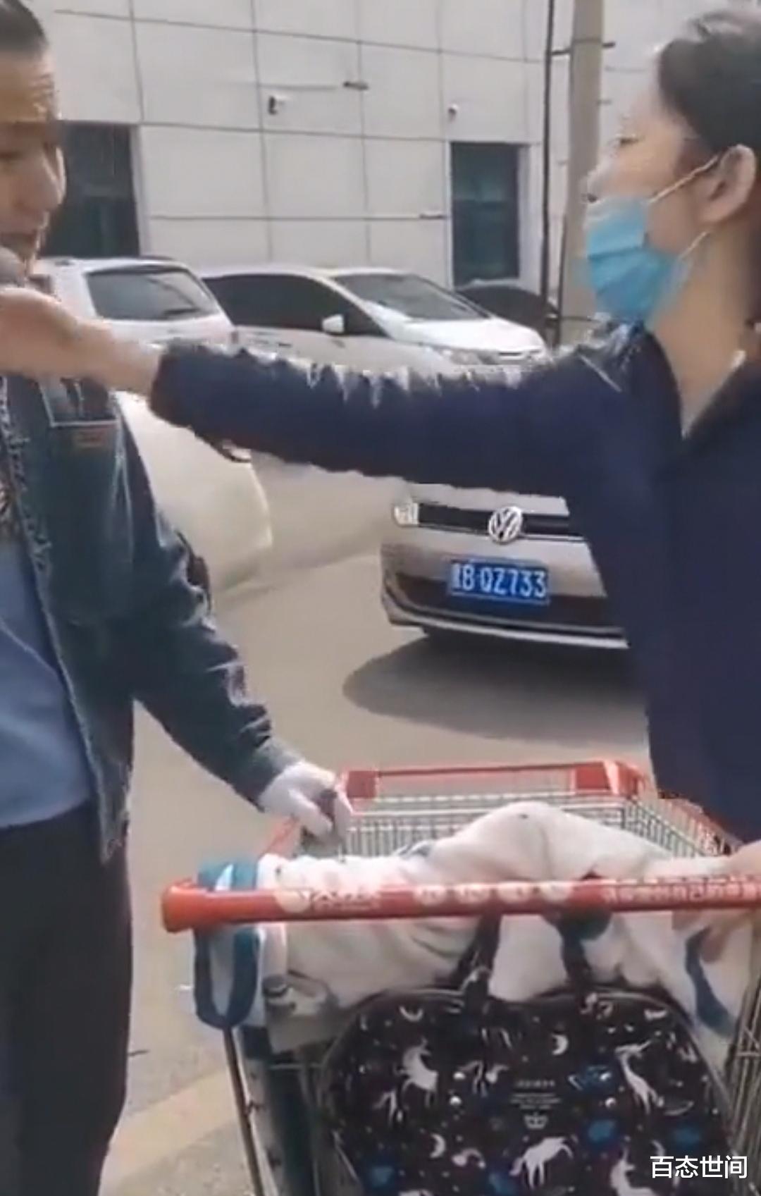 百态世间 齐齐哈尔女子要把超市购物车推回家被拦，报警谎称有人劫持她孩子