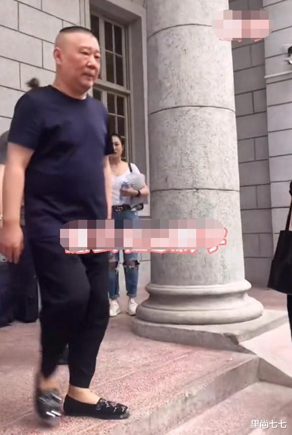 李羲儿|郭德纲老婆罕见登台，穿露肩旗袍体格是老公两倍壮，富态过头辣眼