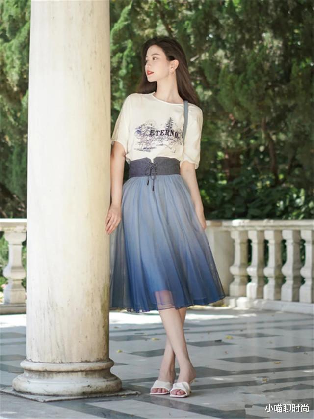 小喵聊时尚|T恤下面不一定要配裤子,今年流行“T恤+半长裙”,气质又高级