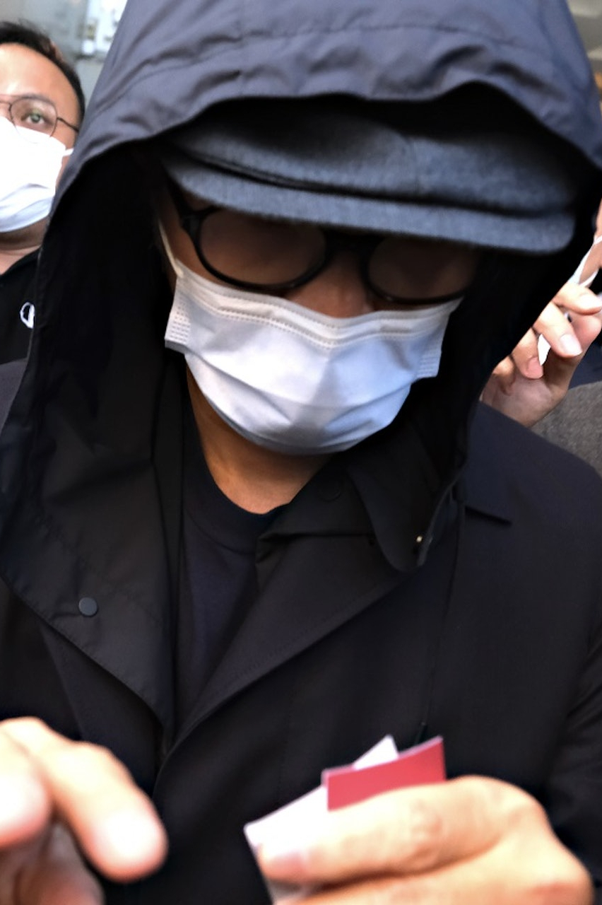 周星驰|59岁周星驰罕见露面，憔悴消瘦不少，脖子跟手背青筋明显