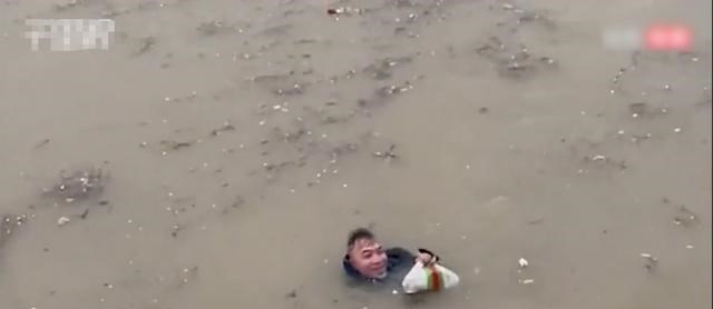 家中大小宝|河南郑州：外卖小哥在洪水中游泳送餐，即将到岸时那一笑让人心酸
