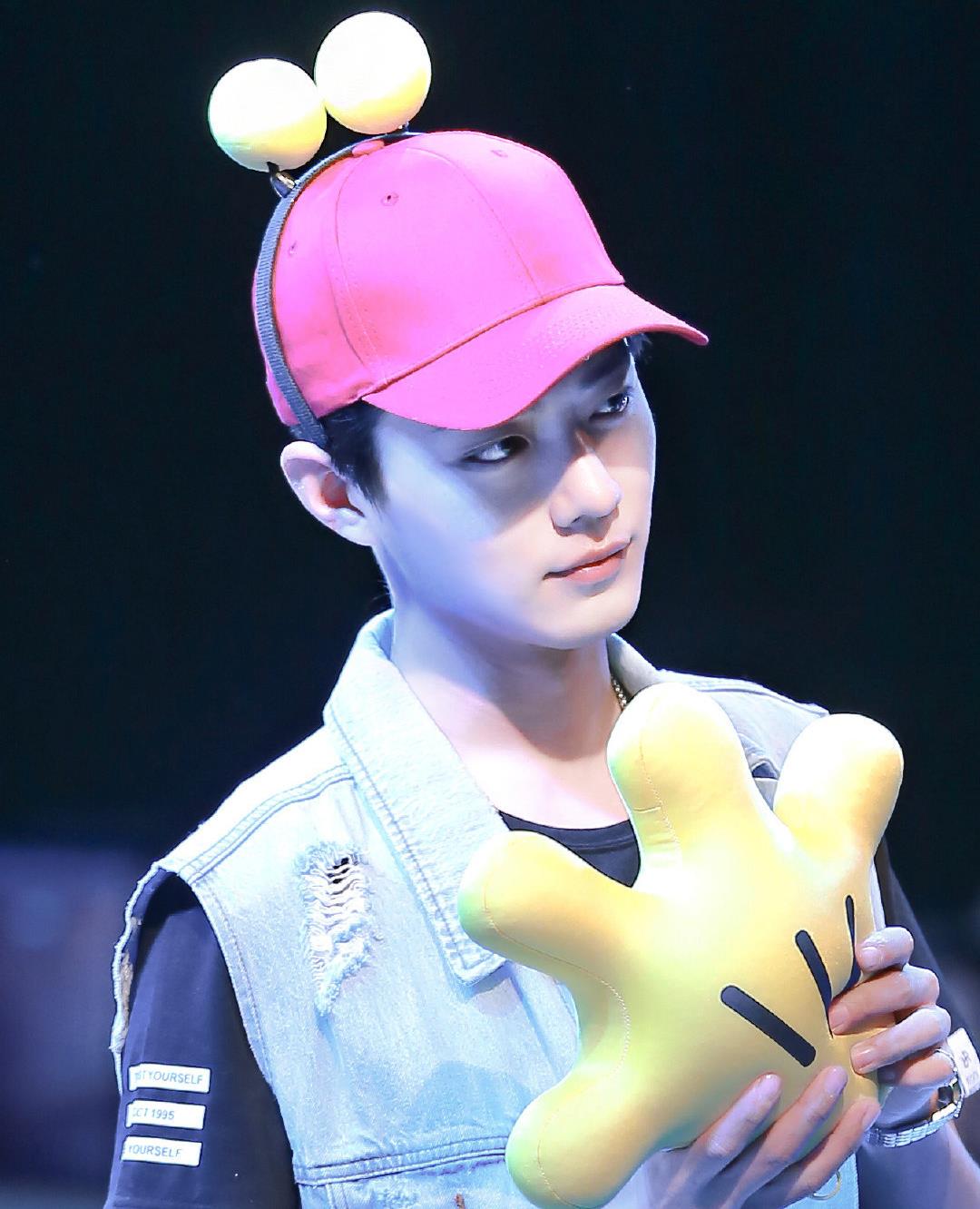 奶球妈咪聊|《九派新闻》点名肖战,称肖战是青年演员,和成龙的合作反响很好