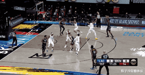 詹姆斯·哈登|打不動啊！萊昂納德強(qiáng)打哈登如撞墻 連頂兩次表情痛苦 大胡子一臉輕松太享受