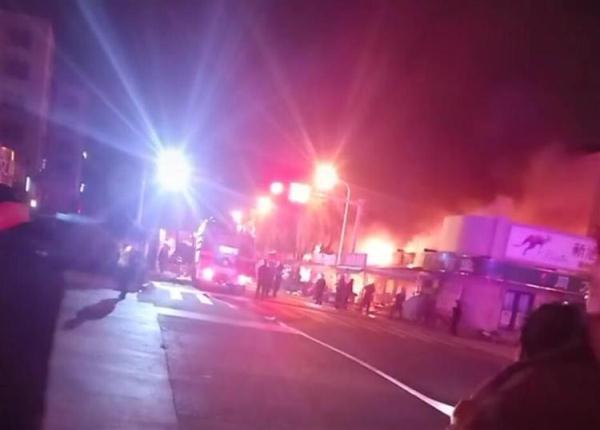 光明网视频 青岛一夜市凌晨突发大火，现场火光冲天伴爆炸
