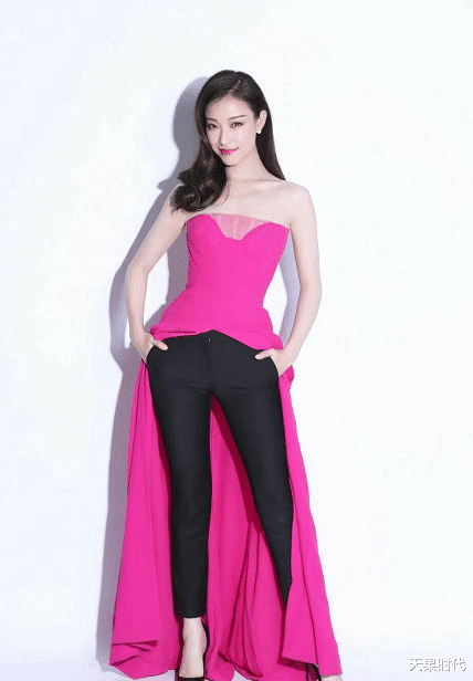 王一博|倪妮穿高定礼服气质亮相，粉红长裙下搭紧身长裤，这时尚挺难懂
