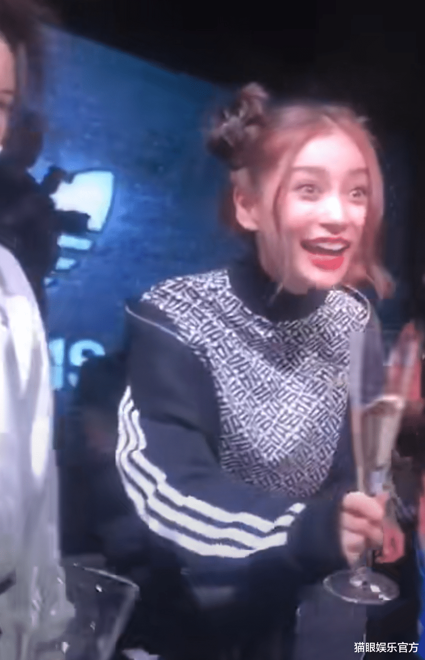 Angelababy|baby打扮好少女，看不出已生过娃，看到领导鞠躬敬酒好谦虚