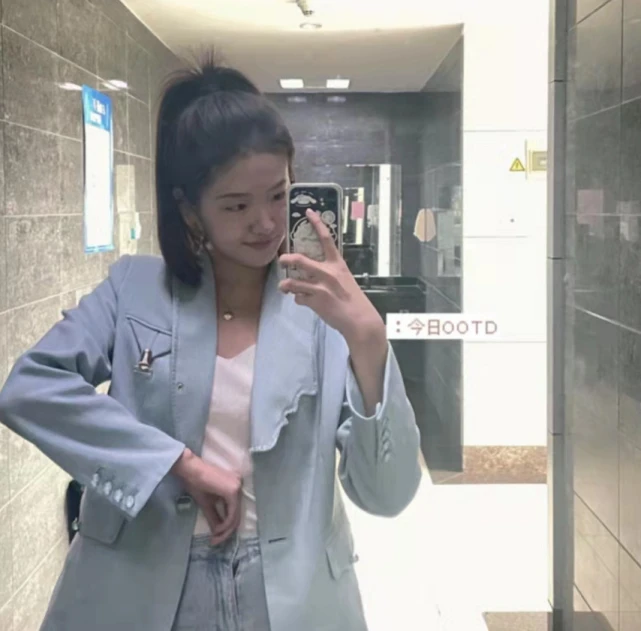 穿衣搭配|董明珠22岁秘书又上热搜!明星脸美出圈衣品更出色,职场穿搭好美