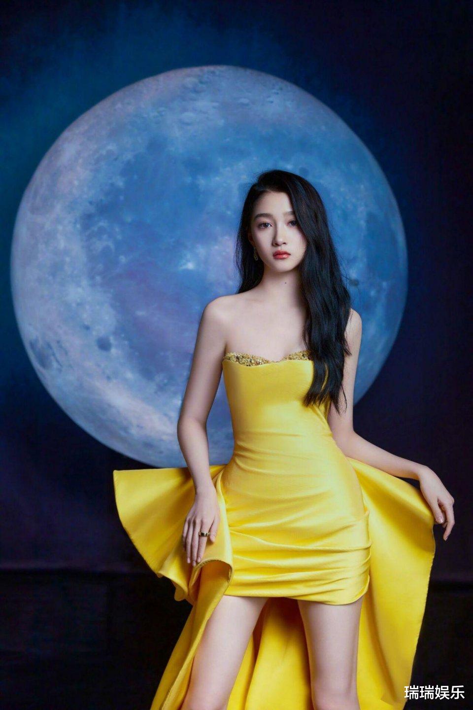 鞠婧祎|关晓彤最新代言照曝光！穿着清凉大秀好身材，皮肤更是白到发光