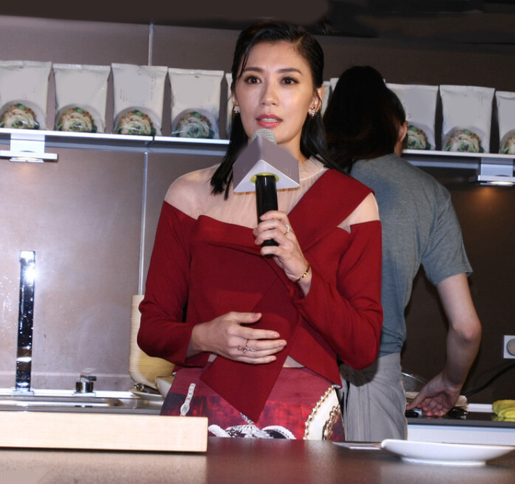 穿衣搭配 贾静雯难逃中年油腻！穿露肩上衣配薄纱打底，全靠颜值撑起