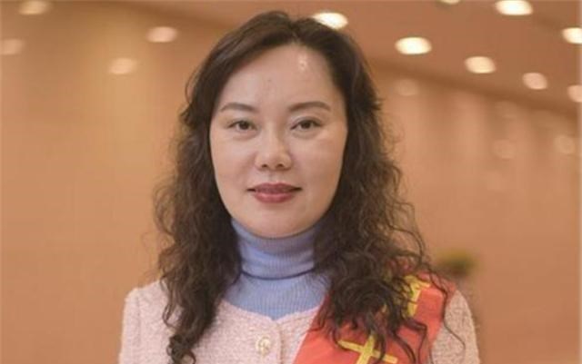 悬剑小女生 杭州富婆朱丽丽：一顿饭挥霍上百万，8年骗了14亿，终锒铛入狱