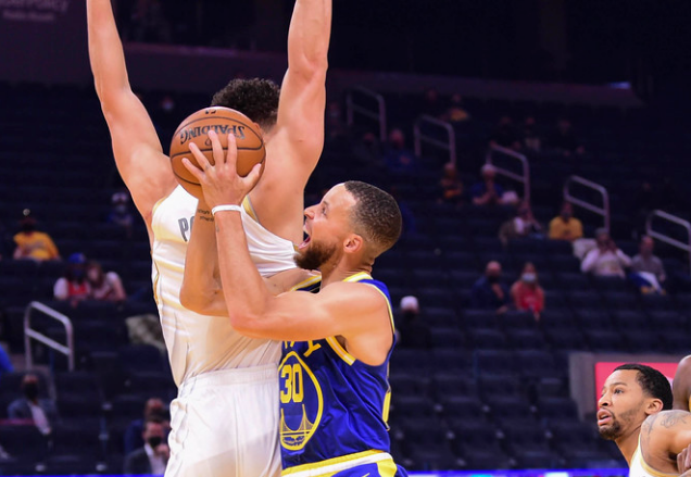 斯蒂芬·库里|三分15投1中，库里太无奈！勇士又被打懵，科尔彻底露馅了
