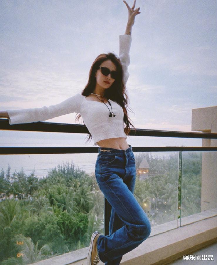 刘德华|徐璐的“阳台大片”火了,穿露脐装秀曲线美,被指“风尘味太浓”