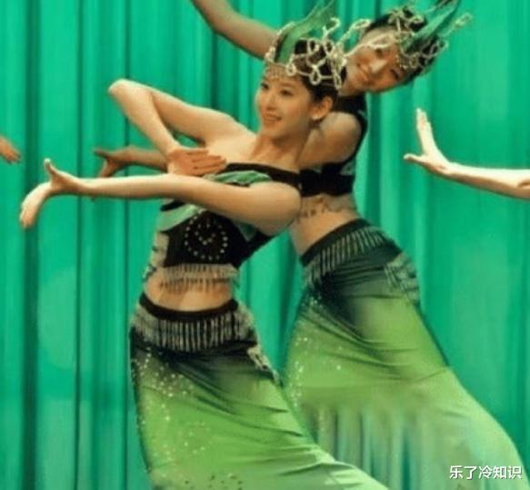 章泽天|章泽天清华大学比赛旧照，颜值高身材好会跳舞，清华校花名不虚传