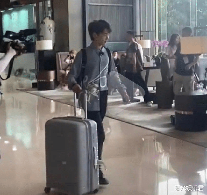 龚俊|《中餐厅5》嘉宾路透，原以为丁真够帅了，看到龚俊后瞬间沦陷了！