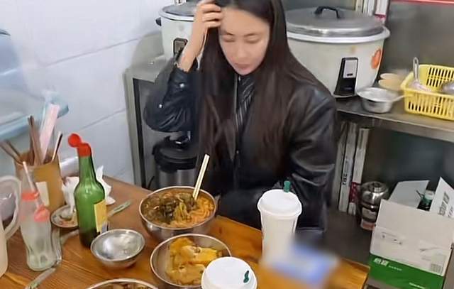 马苏|40岁马苏素颜现身路边摊，大口吃8块钱鱼粉，不戴口罩被路人无视