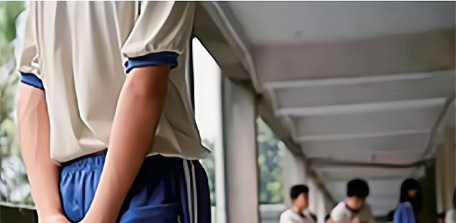 “玫瑰少年”因举止像女孩,遭同学扒掉裤验身,生命定格在15岁