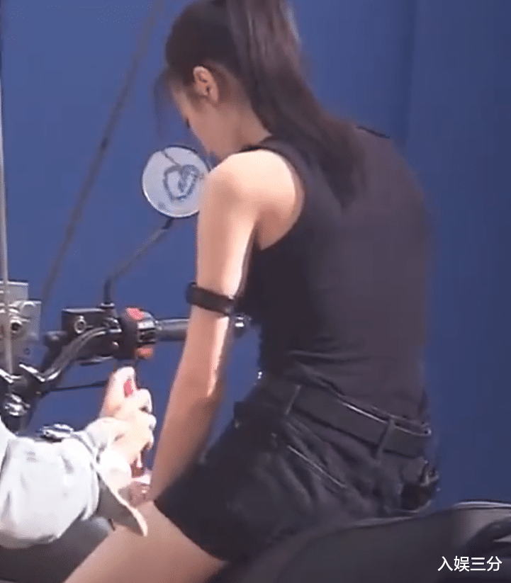 迪丽热巴|迪丽热巴又美出新高度：生图下五官很精致，但身材“翻车”了？