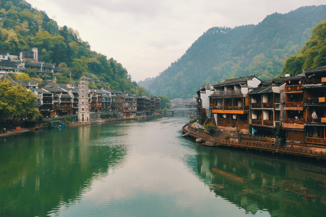 青海 中国最美古城，曾是电影《边城》的取景地，依山傍水，如诗如画