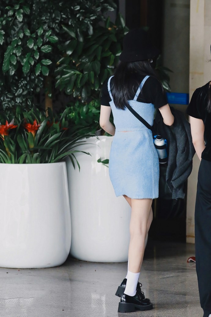 八只爪的猫|赵丽颖当妈后变养生，走机场叠穿手里还拿一件，保温杯更是不离身