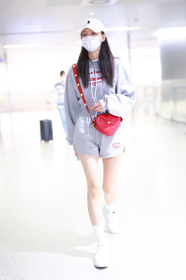 姜文|沈梦辰那叫一个青春洋溢，身着一套运动装走机场，还是少女模样！