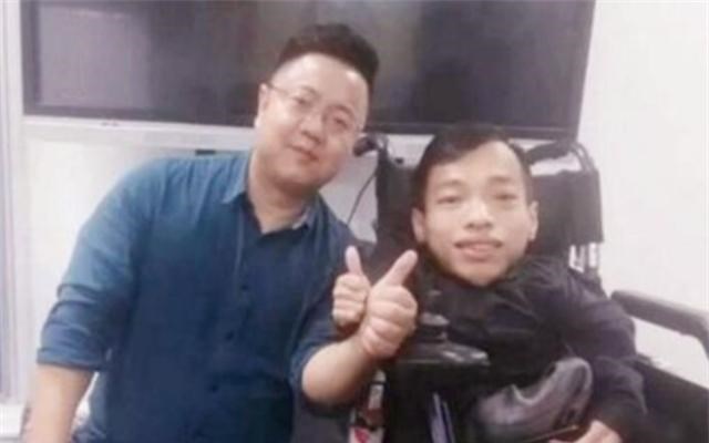 袖珍老总李创利:身高仅90厘米,白手起家坐拥3亿,娶女秘书为妻