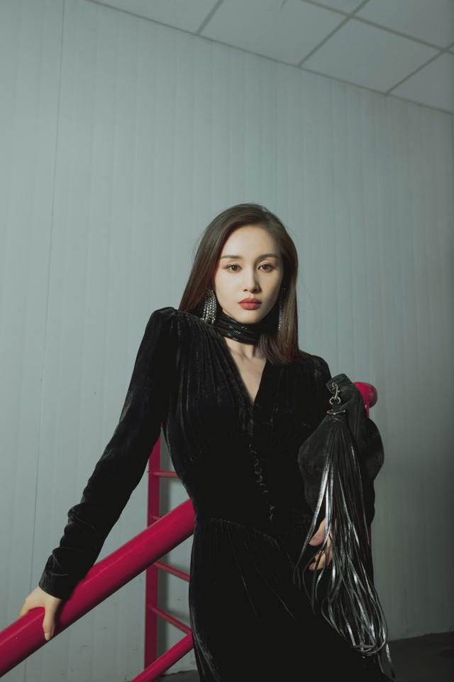 旗袍公馆 1米59又怎样？王子文穿黑色丝绒裙亮相，硬是凹出了女王气场