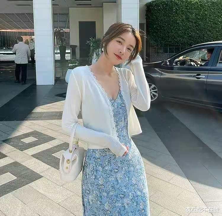 衣在配不在贵|黄晓明前女友真瘦，穿没腰身的牛仔裙都这么苗条，香肩锁骨很惹眼