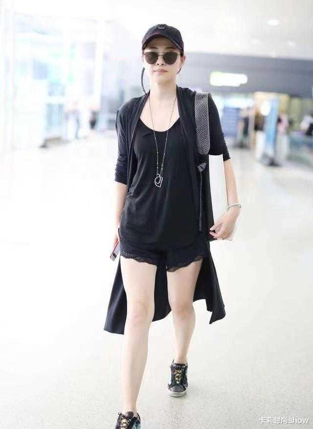 卡莉时尚show|梅婷私服比小姑娘还潮，一身黑看似简单却不普通，时髦又显身材