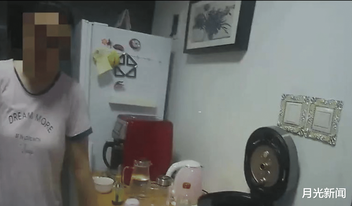 姚策 浙江11岁女孩拿羽毛球拍打妈妈，妈妈崩溃报警：她已经没底线了