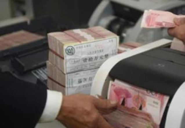 半导体 工资刚到卡上就转出,真的没有影响吗?银行工作人员给出提醒